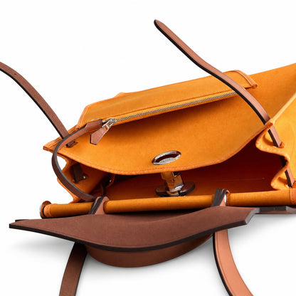 Hermers' popular herbag 31cm is designed to be inspired by saddle bags. The body of the bag is made of canvas, and the outer seams, shoulder straps and handbags are made of leather. The appearance is