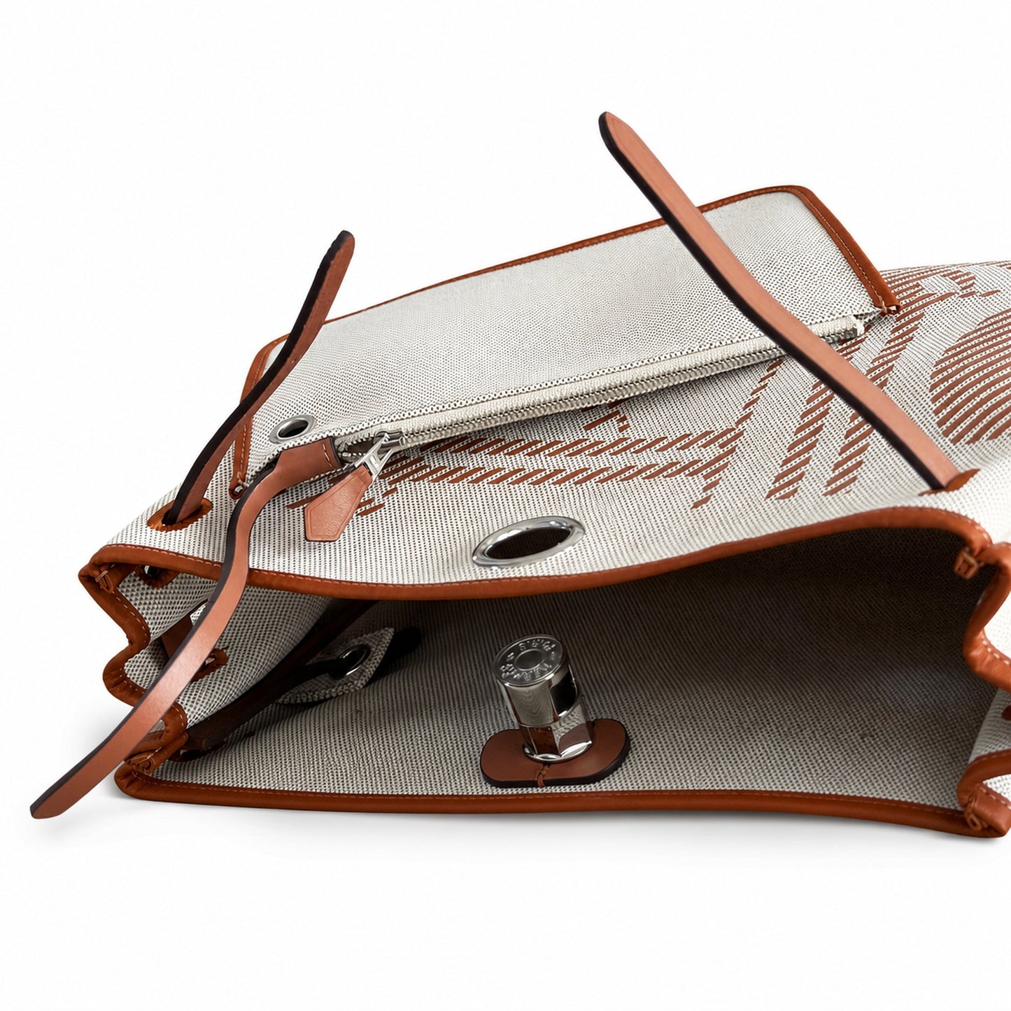 Hermers' popular herbag 31cm is designed to be inspired by saddle bags. The body of the bag is made of canvas, and the inseam, shoulder straps and handle are made of leather. The appearance is very si
