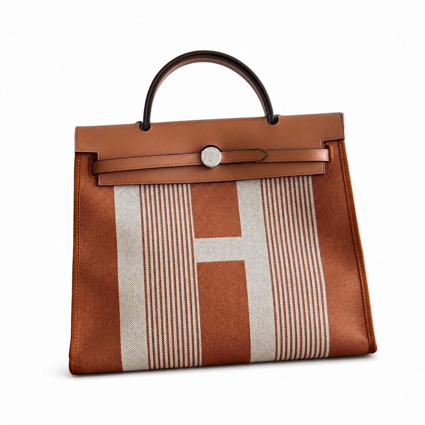 Hermers' popular herbag 31cm is designed to be inspired by saddle bags. The body of the bag is made of canvas, and the outer seams, shoulder straps and handbags are made of leather. The appearance is