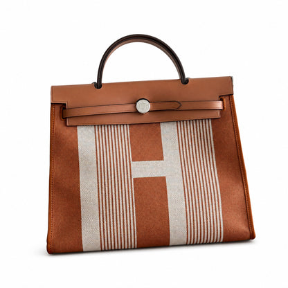 Hermers' popular herbag 31cm is designed to be inspired by saddle bags. The body of the bag is made of canvas, and the outer seams, shoulder straps and handbags are made of leather. The appearance is