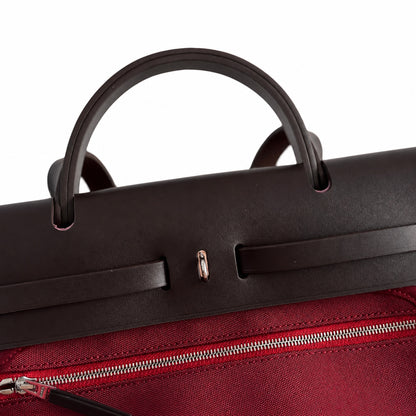 Hermers' popular herbag 31cm is designed to be inspired by saddle bags. The body of the bag is made of canvas, and the inseam, shoulder straps and handle are made of leather. The appearance is very si