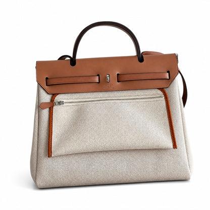 Hermers' popular herbag 31cm is designed to be inspired by saddle bags. The body of the bag is made of canvas, and the inseam, shoulder straps and handle are made of leather. The appearance is very si