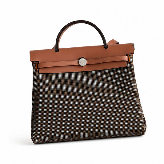 Hermers' popular herbag 31cm is designed to be inspired by saddle bags. The body of the bag is made of canvas, and the inseam, shoulder straps and handle are made of leather. The appearance is very si