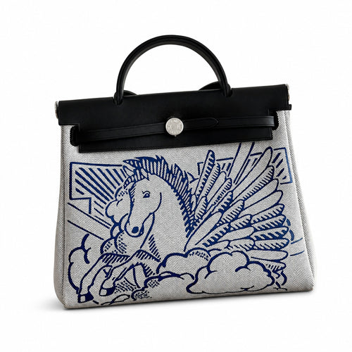 Hermers' popular herbag 31cm is designed to be inspired by saddle bags. The body of the bag is made of canvas, and the inseam, shoulder straps and handle are made of leather. The appearance is very si