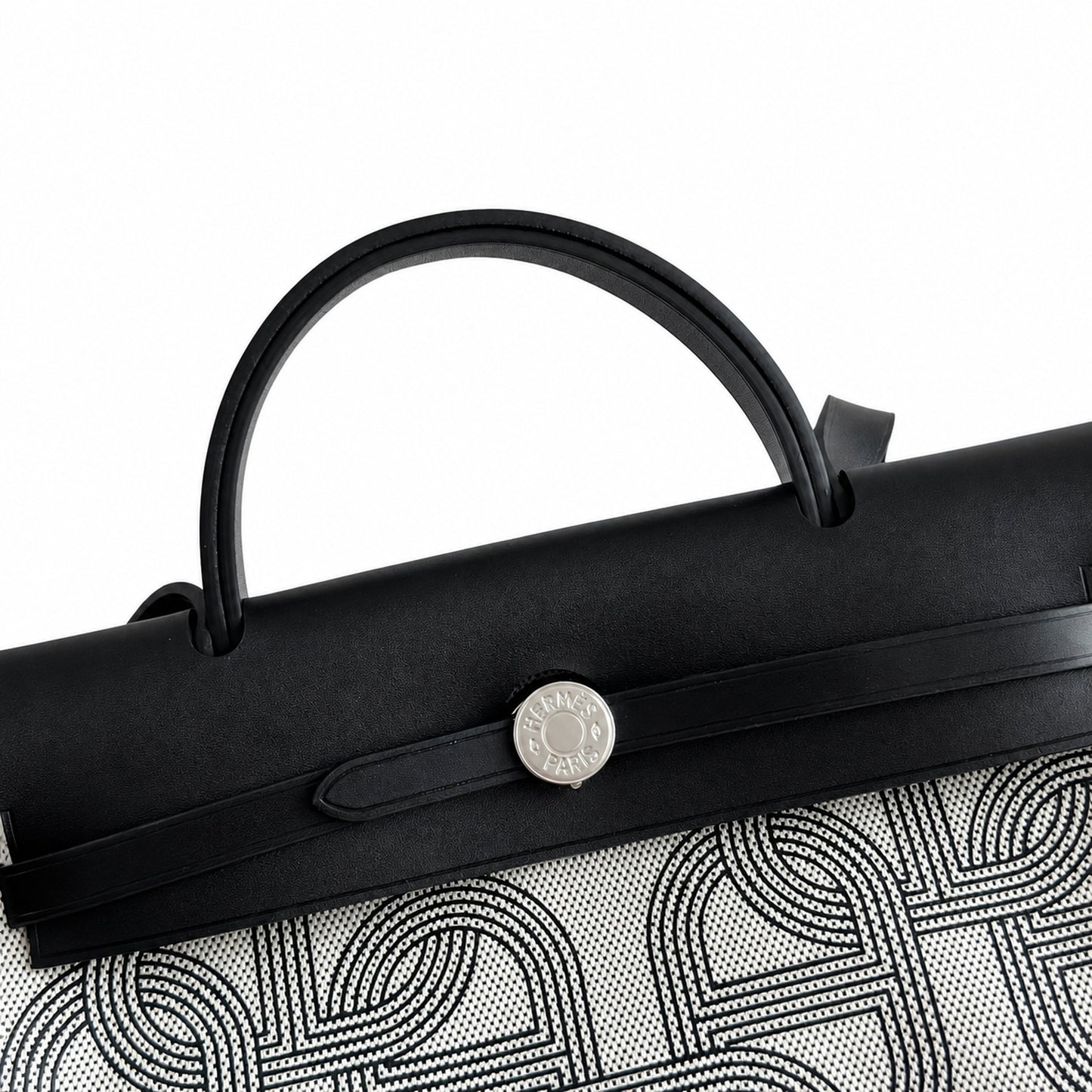 Hermers' popular herbag 31cm is designed to be inspired by saddle bags. The body of the bag is made of canvas, and the inseam, shoulder straps and handle are made of leather. The appearance is very si