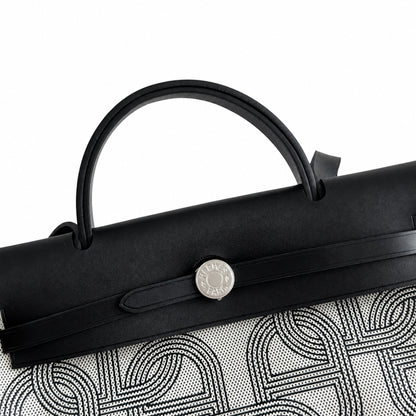 Hermers' popular herbag 31cm is designed to be inspired by saddle bags. The body of the bag is made of canvas, and the inseam, shoulder straps and handle are made of leather. The appearance is very si