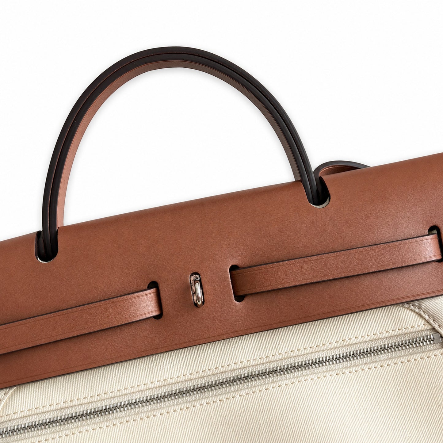 Hermers' popular herbag 31cm is designed to be inspired by saddle bags. The body of the bag is made of canvas, and the outer seams, shoulder straps and handbags are made of leather. The appearance is