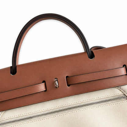 Hermers' popular herbag 31cm is designed to be inspired by saddle bags. The body of the bag is made of canvas, and the outer seams, shoulder straps and handbags are made of leather. The appearance is