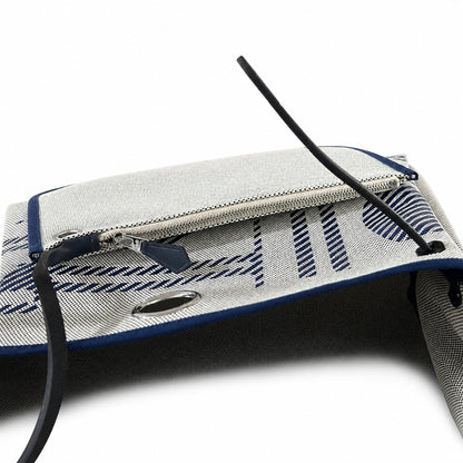 Hermers' popular herbag 31cm is designed to be inspired by saddle bags. The body of the bag is made of canvas, and the inseam, shoulder straps and handle are made of leather. The appearance is very si