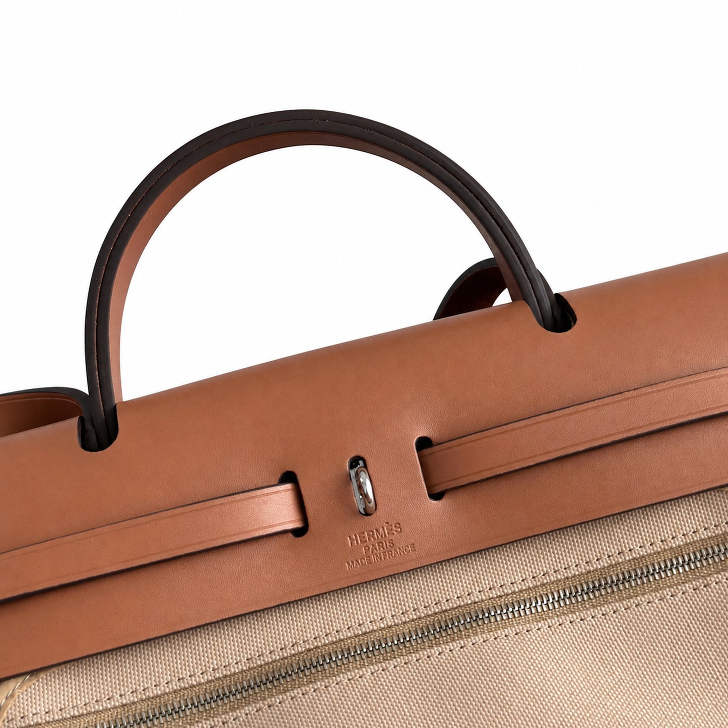 Hermers' popular herbag 31cm is designed to be inspired by saddle bags. The body of the bag is made of canvas, and the inseam, shoulder straps and handle are made of leather. The appearance is very si