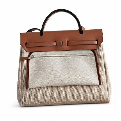 Hermers' popular herbag 31cm is designed to be inspired by saddle bags. The body of the bag is made of canvas, and the inseam, shoulder straps and handle are made of leather. The appearance is very si