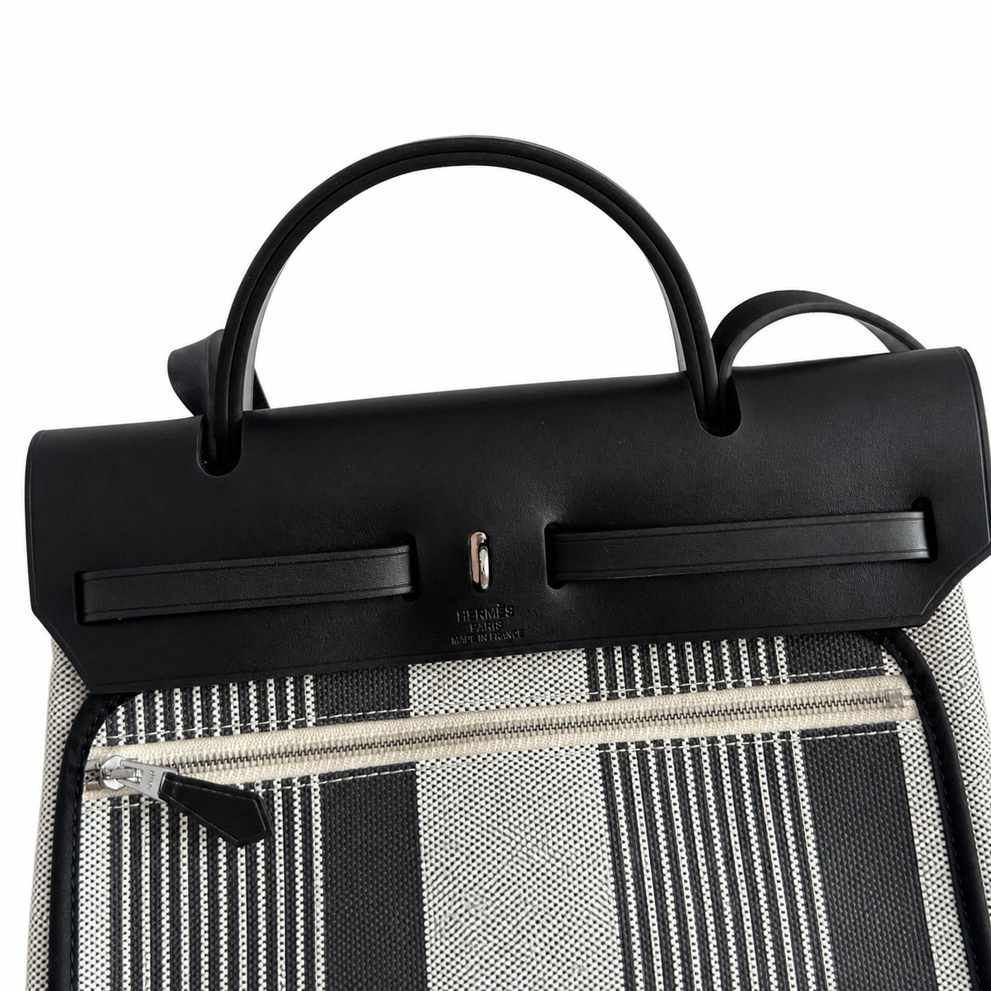 Hermers' popular herbag 31cm is designed to be inspired by saddle bags. The body of the bag is made of canvas, and the inseam, shoulder straps and handle are made of leather. The appearance is very si