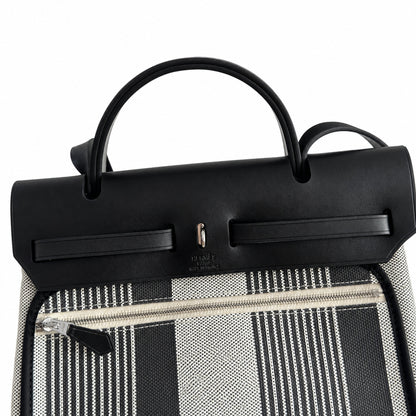 Hermers' popular herbag 31cm is designed to be inspired by saddle bags. The body of the bag is made of canvas, and the inseam, shoulder straps and handle are made of leather. The appearance is very si