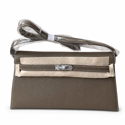 Hermès’ new armpit bag is here. A new member has been added to the Kelly family. Just looking at the online picture, I’m so excited. The first look at the real thing feels like an enlarged version of