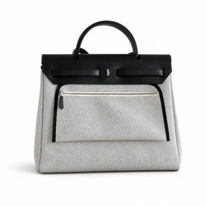 Hermers' popular herbag 31cm is designed to be inspired by saddle bags. The body of the bag is made of canvas, and the inseam, shoulder straps and handle are made of leather. The appearance is very si
