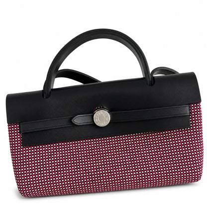 Hermers' popular herbag 31cm is designed to be inspired by saddle bags. The body of the bag is made of canvas, and the inseam, shoulder straps and handle are made of leather. The appearance is very si