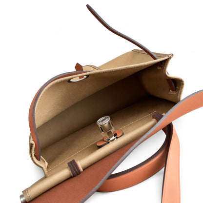 Hermers' popular herbag 31cm is designed to be inspired by saddle bags. The body of the bag is made of canvas, and the outer seams, shoulder straps and handbags are made of leather. The appearance is