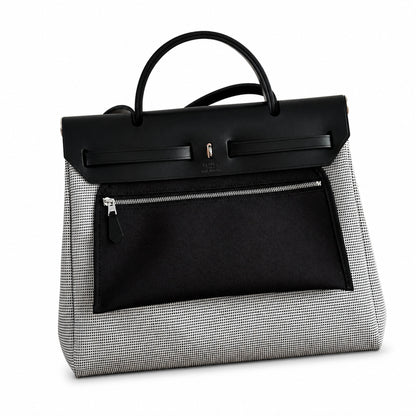 Hermers' popular herbag 31cm is designed to be inspired by saddle bags. The body of the bag is made of canvas, and the inseam, shoulder straps and handle are made of leather. The appearance is very si