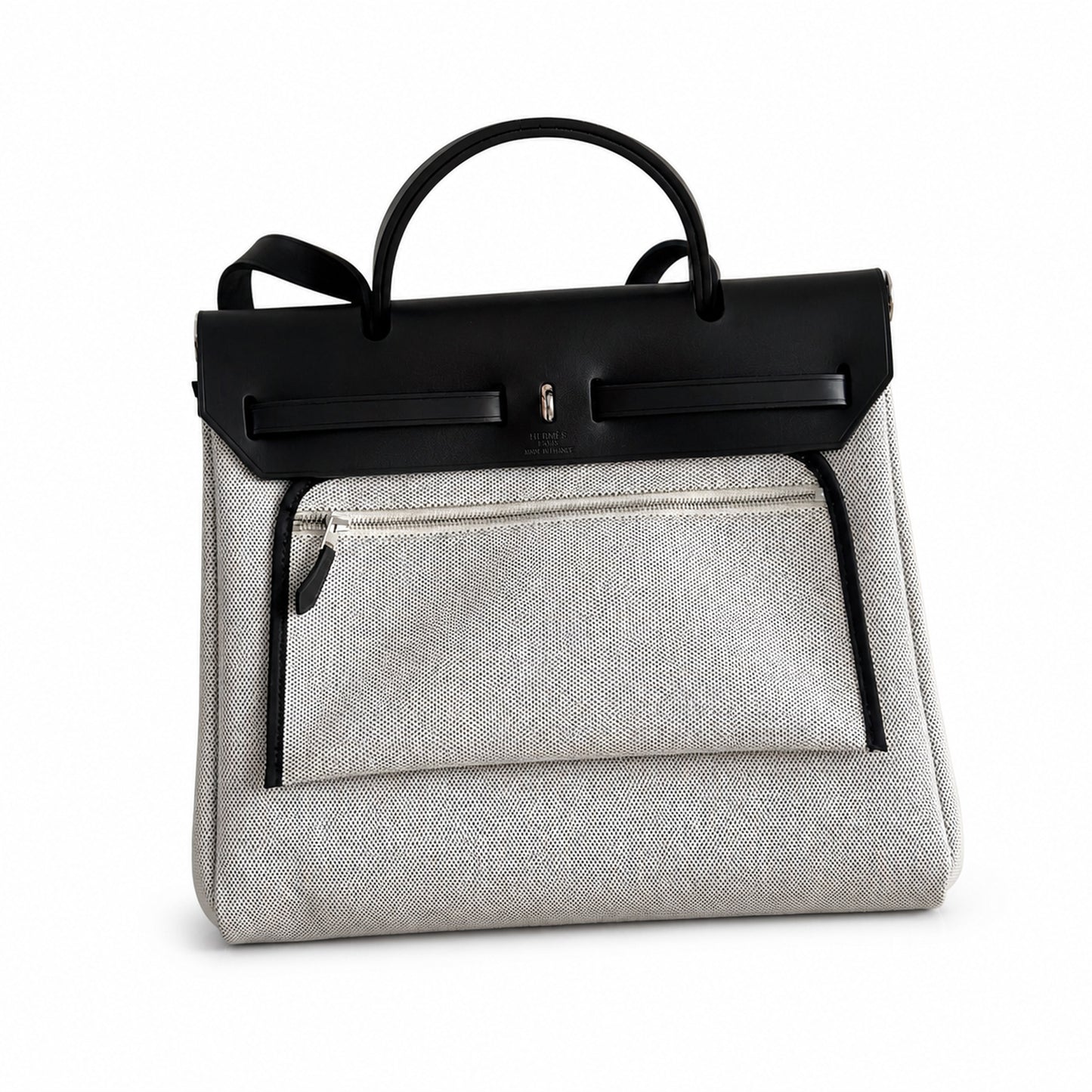 Hermers' popular herbag 31cm is designed to be inspired by saddle bags. The body of the bag is made of canvas, and the inseam, shoulder straps and handle are made of leather. The appearance is very si