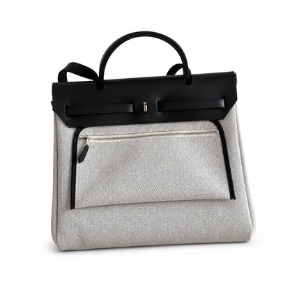 Hermers' popular herbag 31cm is designed to be inspired by saddle bags. The body of the bag is made of canvas, and the inseam, shoulder straps and handle are made of leather. The appearance is very si