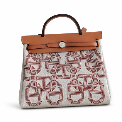 Hermers' popular herbag 31cm is designed to be inspired by saddle bags. The body of the bag is made of canvas, and the inseam, shoulder straps and handle are made of leather. The appearance is very si