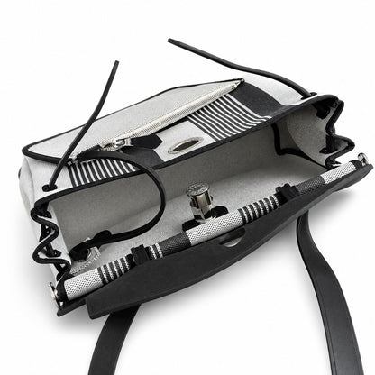 Hermers' popular herbag 31cm is designed to be inspired by saddle bags. The body of the bag is made of canvas, and the inseam, shoulder straps and handle are made of leather. The appearance is very si