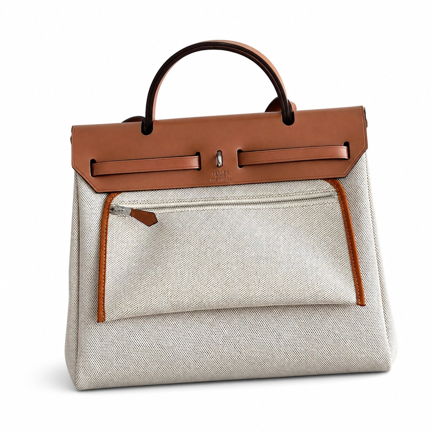 Hermers' popular herbag 31cm is designed to be inspired by saddle bags. The body of the bag is made of canvas, and the inseam, shoulder straps and handle are made of leather. The appearance is very si