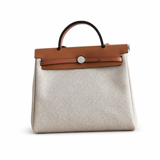 Hermers' popular herbag 31cm is designed to be inspired by saddle bags. The body of the bag is made of canvas, and the inseam, shoulder straps and handle are made of leather. The appearance is very si