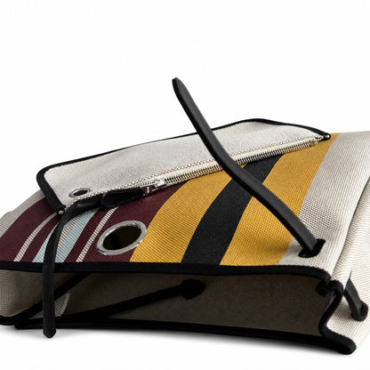 Hermers' popular herbag 31cm is designed to be inspired by saddle bags. The body of the bag is made of canvas, and the inseam, shoulder straps and handle are made of leather. The appearance is very si