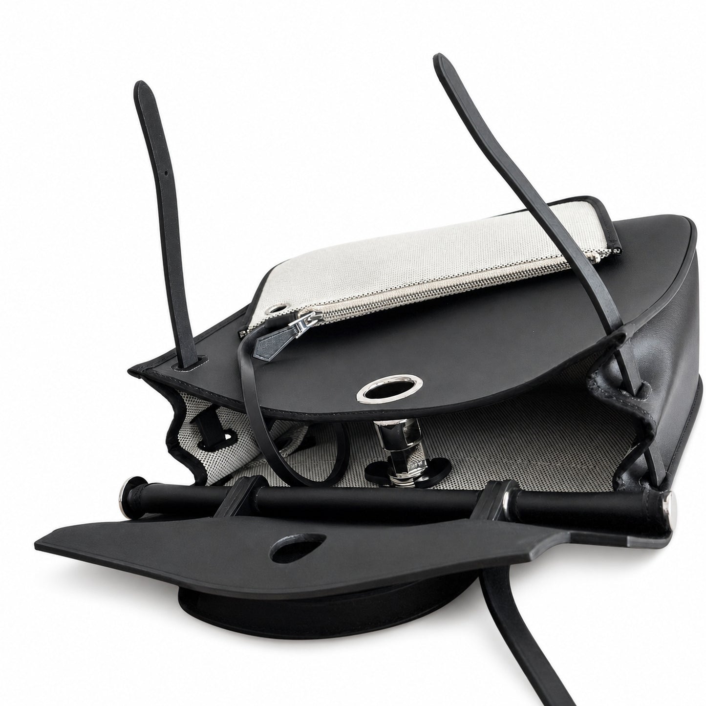 Hermers' popular herbag 31cm is designed to be inspired by saddle bags. The body of the bag is made of canvas and has outer seams. The shoulder straps and handbags are made of leather and look similar