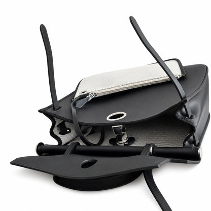 Hermers' popular herbag 31cm is designed to be inspired by saddle bags. The body of the bag is made of canvas and has outer seams. The shoulder straps and handbags are made of leather and look similar