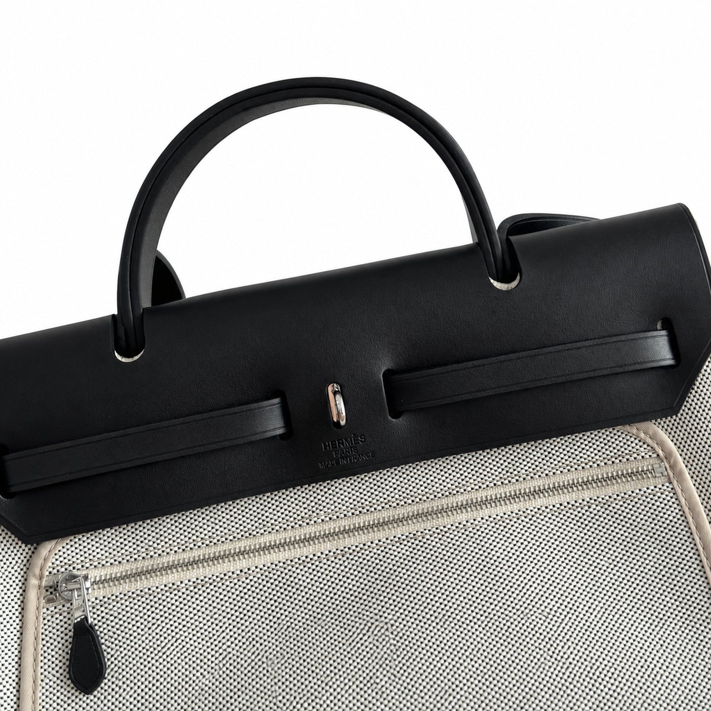 Hermers' popular herbag 31cm is designed to be inspired by saddle bags. The body of the bag is made of canvas, and the inseam, shoulder straps and handle are made of leather. The appearance is very si