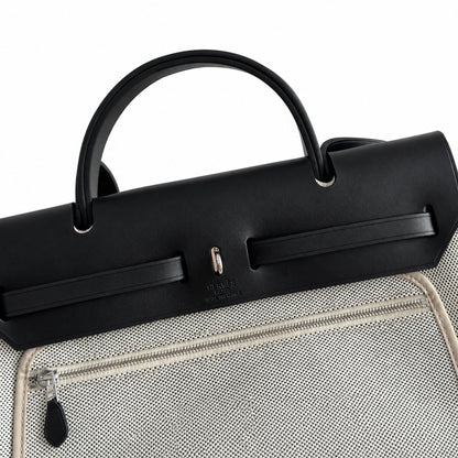 Hermers' popular herbag 31cm is designed to be inspired by saddle bags. The body of the bag is made of canvas, and the inseam, shoulder straps and handle are made of leather. The appearance is very si