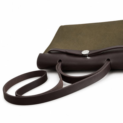 Hermers' popular herbag 31cm is designed to be inspired by saddle bags. The body of the bag is made of canvas, and the outer seams, shoulder straps and handbags are made of leather. The appearance is