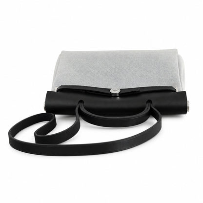 Hermers' popular herbag 31cm is designed to be inspired by saddle bags. The body of the bag is made of canvas, and the inseam, shoulder straps and handle are made of leather. The appearance is very si
