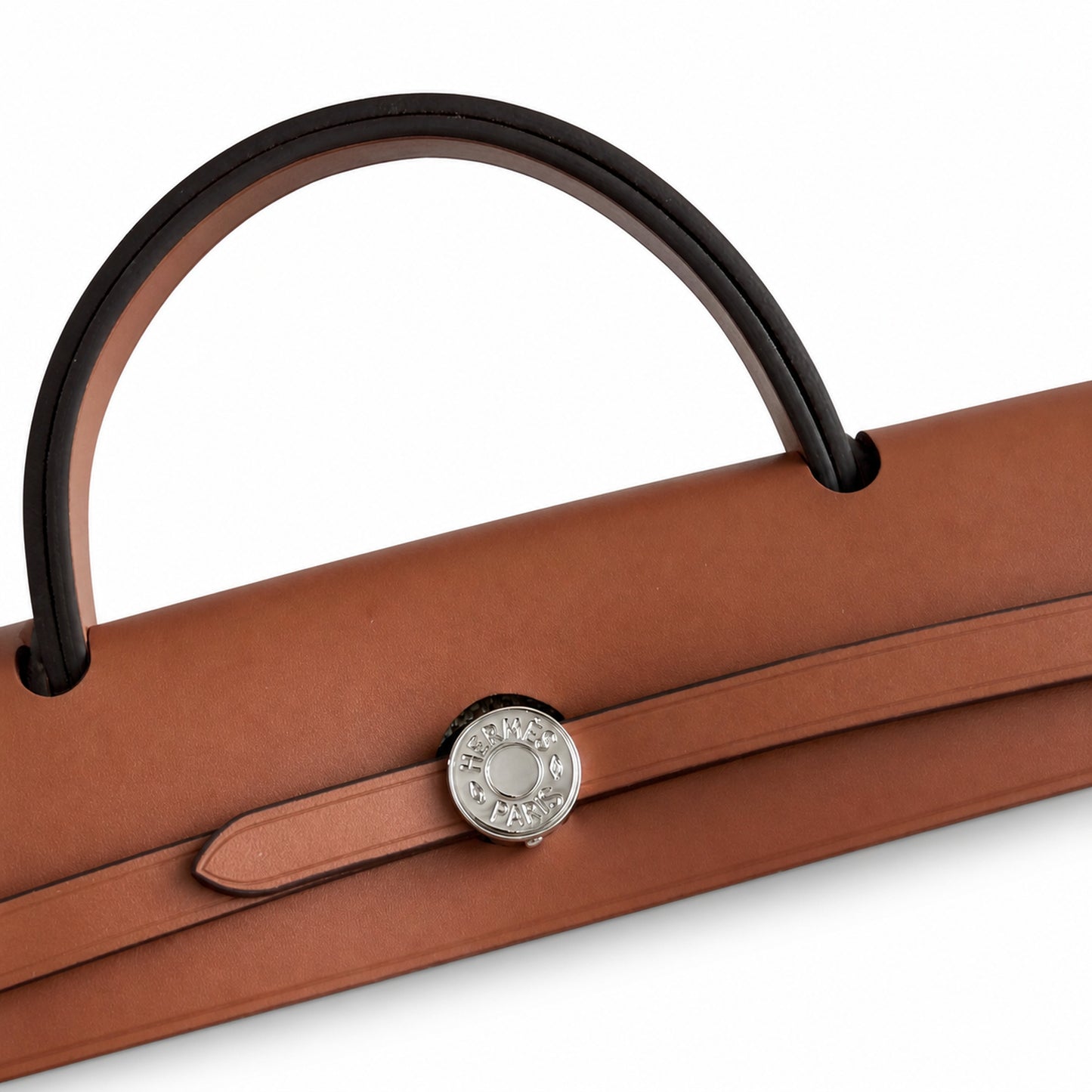 Hermers' popular herbag 31cm is designed to be inspired by saddle bags. The body of the bag is made of canvas, and the inseam, shoulder straps and handle are made of leather. The appearance is very si
