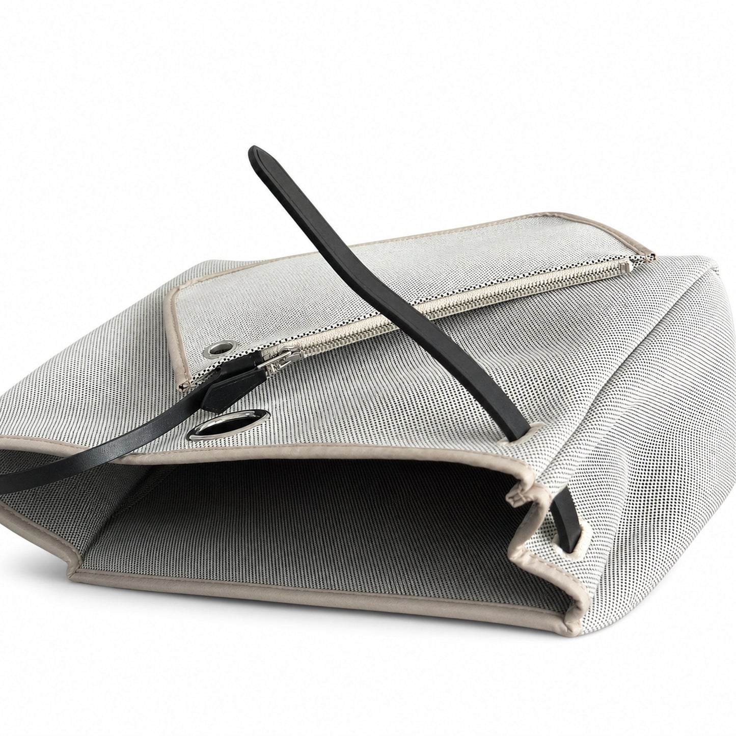 Hermers' popular herbag 31cm is designed to be inspired by saddle bags. The body of the bag is made of canvas, and the inseam, shoulder straps and handle are made of leather. The appearance is very si