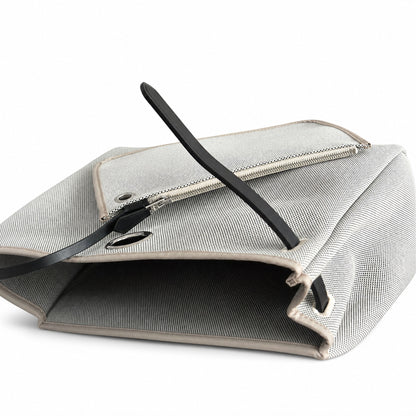 Hermers' popular herbag 31cm is designed to be inspired by saddle bags. The body of the bag is made of canvas, and the inseam, shoulder straps and handle are made of leather. The appearance is very si
