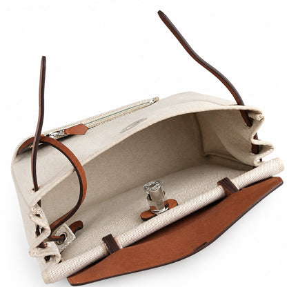 Hermers' popular herbag 31cm is designed to be inspired by saddle bags. The body of the bag is made of canvas, and the inseam, shoulder straps and handle are made of leather. The appearance is very si
