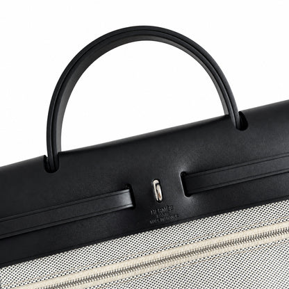 Hermers' popular herbag 31cm is designed to be inspired by saddle bags. The body of the bag is made of canvas, and the inseam, shoulder straps and handle are made of leather. The appearance is very si