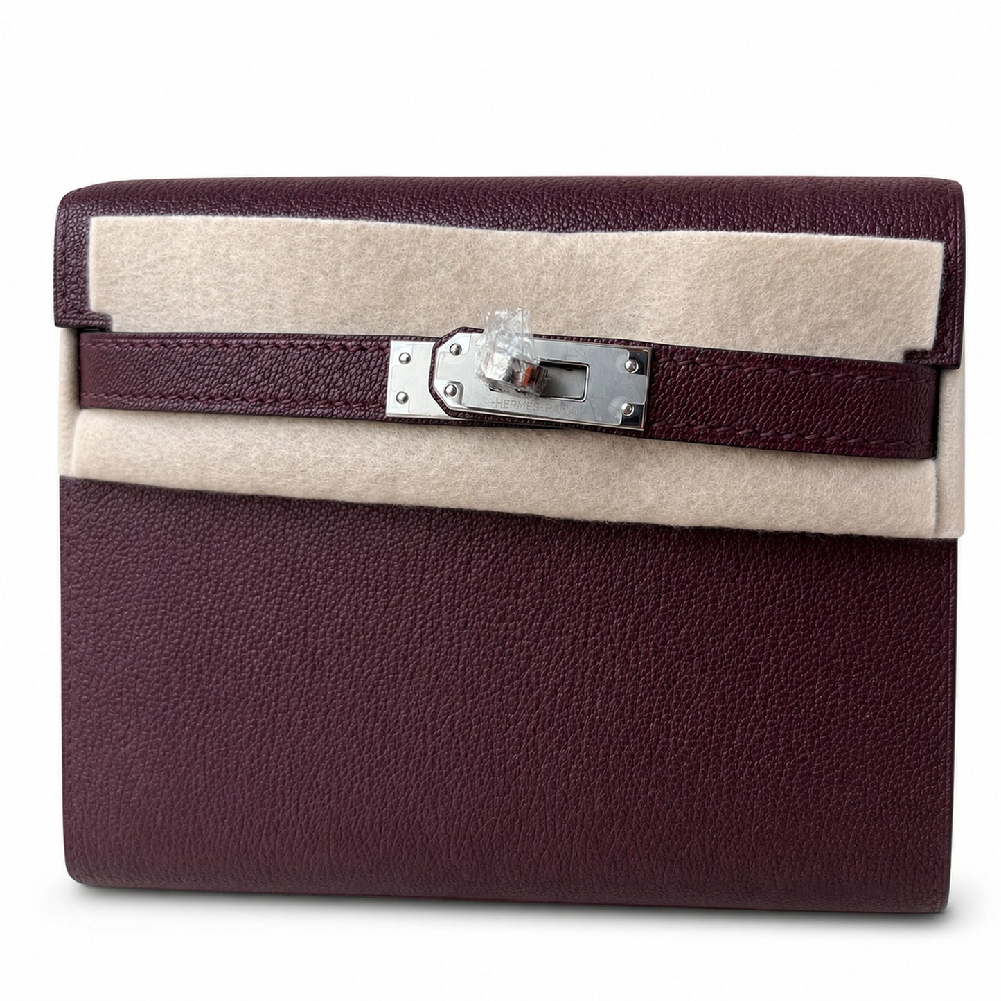 Hermès’ new armpit bag is here. A new member has been added to the Kelly family. Just looking at the online picture, I’m so excited. The first look at the real thing feels like an enlarged version of