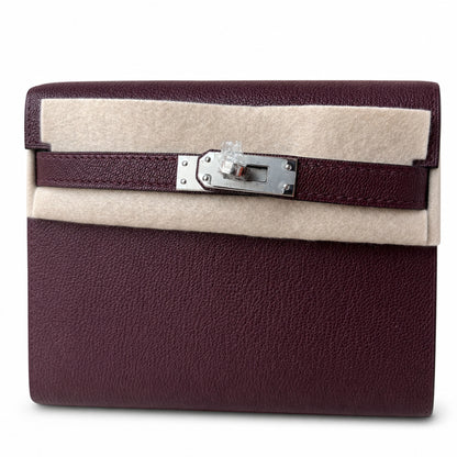 Hermès’ new armpit bag is here. A new member has been added to the Kelly family. Just looking at the online picture, I’m so excited. The first look at the real thing feels like an enlarged version of