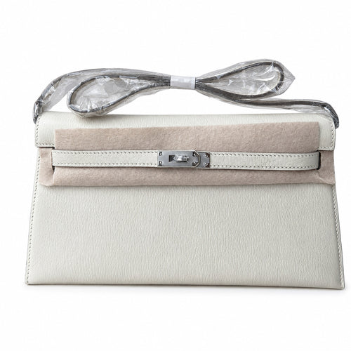 Hermès’ new armpit bag is here. A new member has been added to the Kelly family. Just looking at the online picture, I’m so excited. The first look at the real thing feels like an enlarged version of