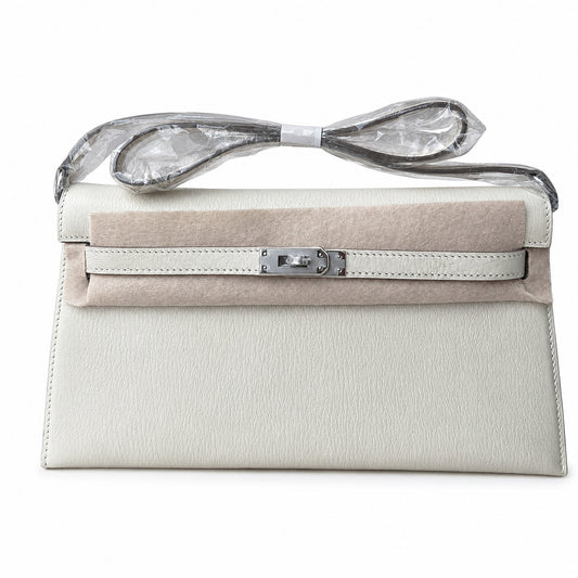 Hermès’ new armpit bag is here. A new member has been added to the Kelly family. Just looking at the online picture, I’m so excited. The first look at the real thing feels like an enlarged version of
