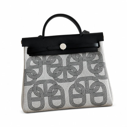 Hermers' popular herbag 31cm is designed to be inspired by saddle bags. The body of the bag is made of canvas, and the inseam, shoulder straps and handle are made of leather. The appearance is very si