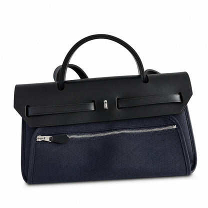 Hermers' popular herbag 31cm is designed to be inspired by saddle bags. The body of the bag is made of canvas, and the inseam, shoulder straps and handle are made of leather. The appearance is very si