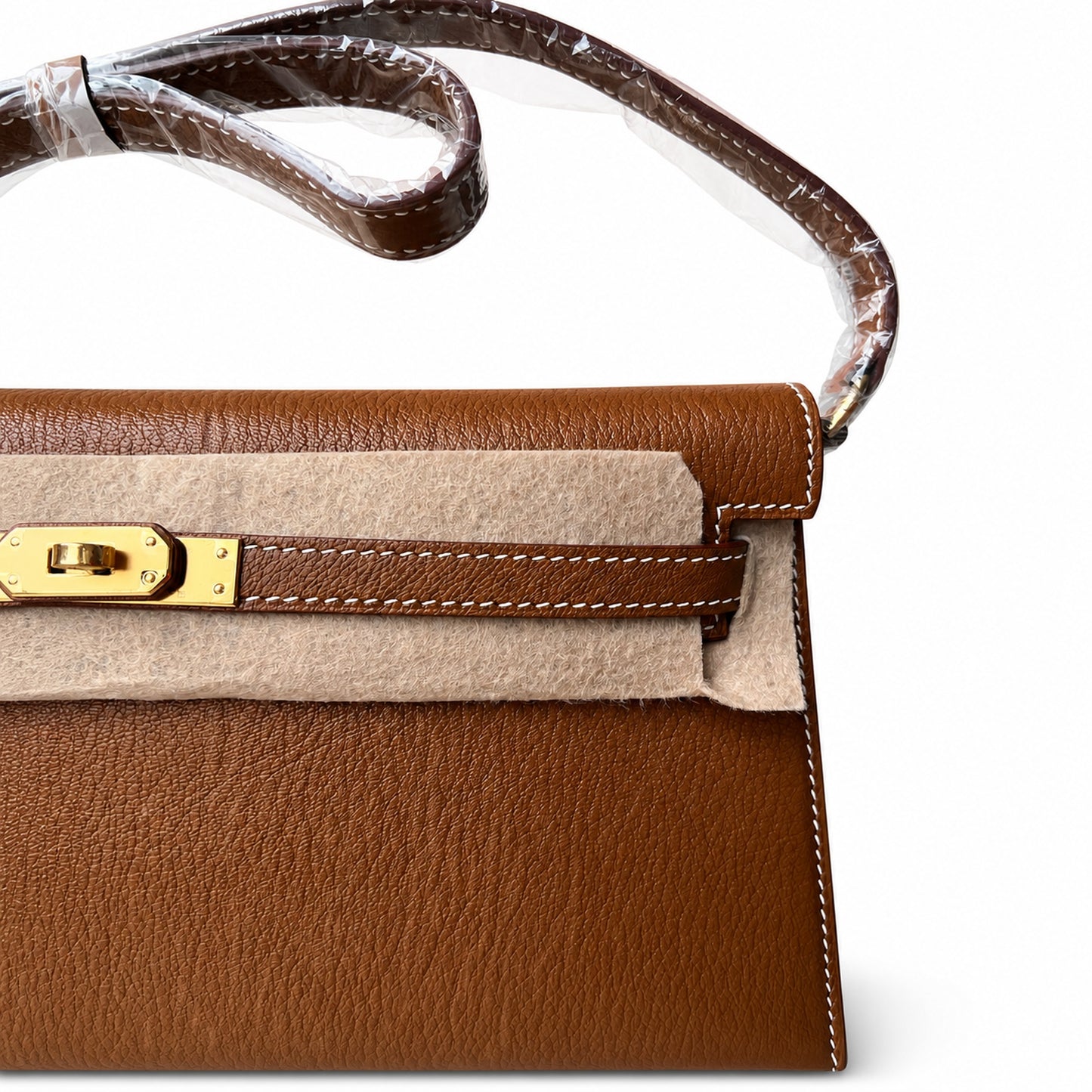 Hermès’ new armpit bag is here. A new member has been added to the Kelly family. Just looking at the online picture, I’m so excited. The first look at the real thing feels like an enlarged version of