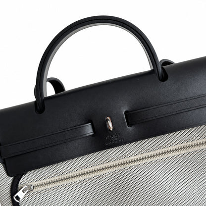 Hermers' popular herbag 31cm is designed to be inspired by saddle bags. The body of the bag is made of canvas, and the outer seams, shoulder straps and handbags are made of leather. The appearance is