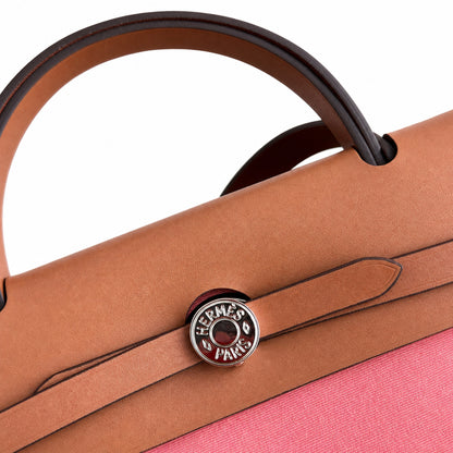Hermers' popular herbag 31cm is designed to be inspired by saddle bags. The body of the bag is made of canvas, and the outer seams, shoulder straps and handbags are made of leather. The appearance is