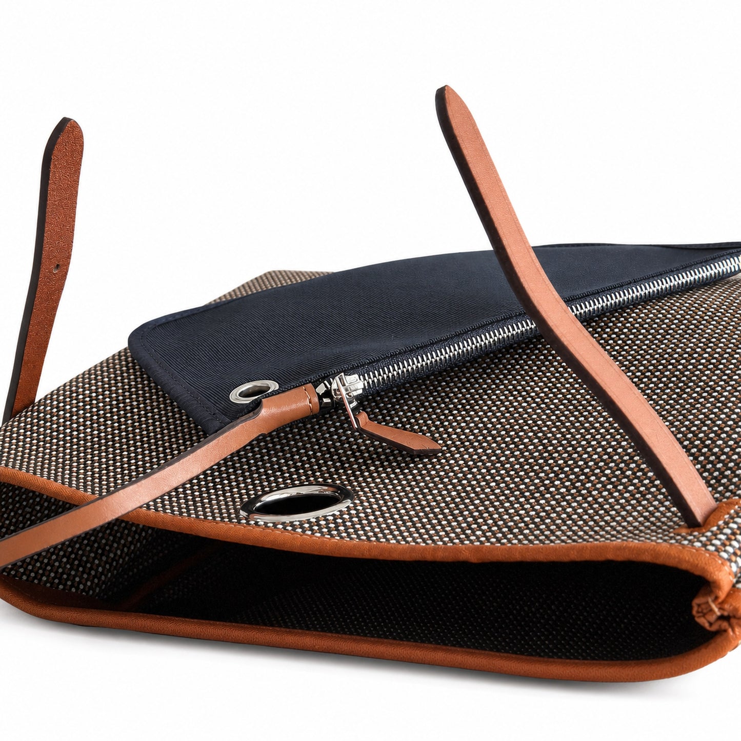 Hermers' popular herbag 31cm is designed to be inspired by saddle bags. The body of the bag is made of canvas, and the inseam, shoulder straps and handle are made of leather. The appearance is very si